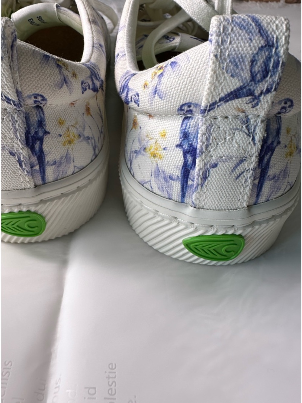 Cariuma IBI Low Parrot Print Sneakers – Unisex (Men’s 11.5 / Women’s 13) - Picture 7 of 16